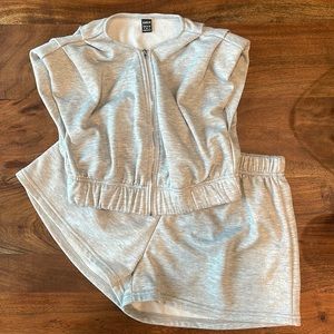 Super cute sweatshirt and crop zip up set with fun shoulder pads in the top!